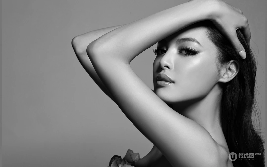美女明星辛芷蕾长发飘飘黑灰色调纯色写真桌面壁纸