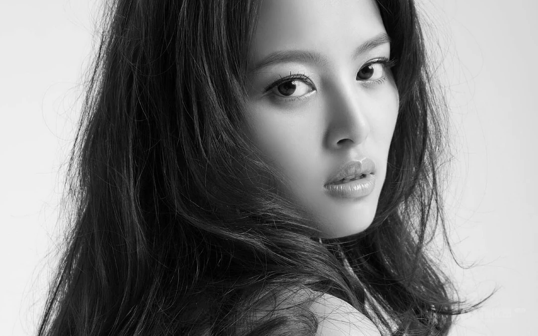 美女明星辛芷蕾长发飘飘黑灰色调纯色写真桌面壁纸