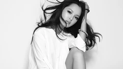美女明星辛芷蕾长发飘飘黑灰色调纯色写真桌面壁纸
