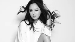 美女明星辛芷蕾长发飘飘黑灰色调纯色写真桌面壁纸