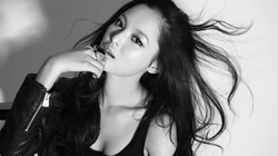 美女明星辛芷蕾长发飘飘黑灰色调纯色写真桌面壁纸