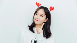 美女海陆可爱圣诞节麋鹿装扮表情包桌面壁纸