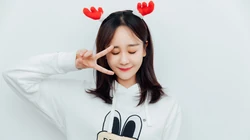美女海陆可爱圣诞节麋鹿装扮表情包桌面壁纸
