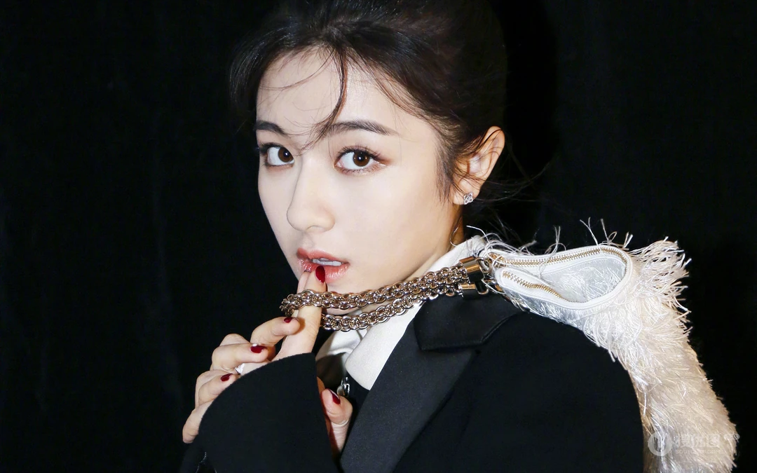 明星美女李兰迪黑色服饰纯黑色白色纯色电脑壁纸