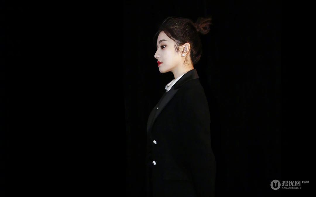明星美女李兰迪黑色服饰纯黑色白色纯色电脑壁纸