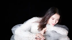 金晨白纱个性上衣黑色背景纯色写真壁纸图片