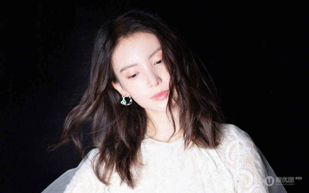 金晨白纱个性上衣黑色背景纯色写真壁纸图片