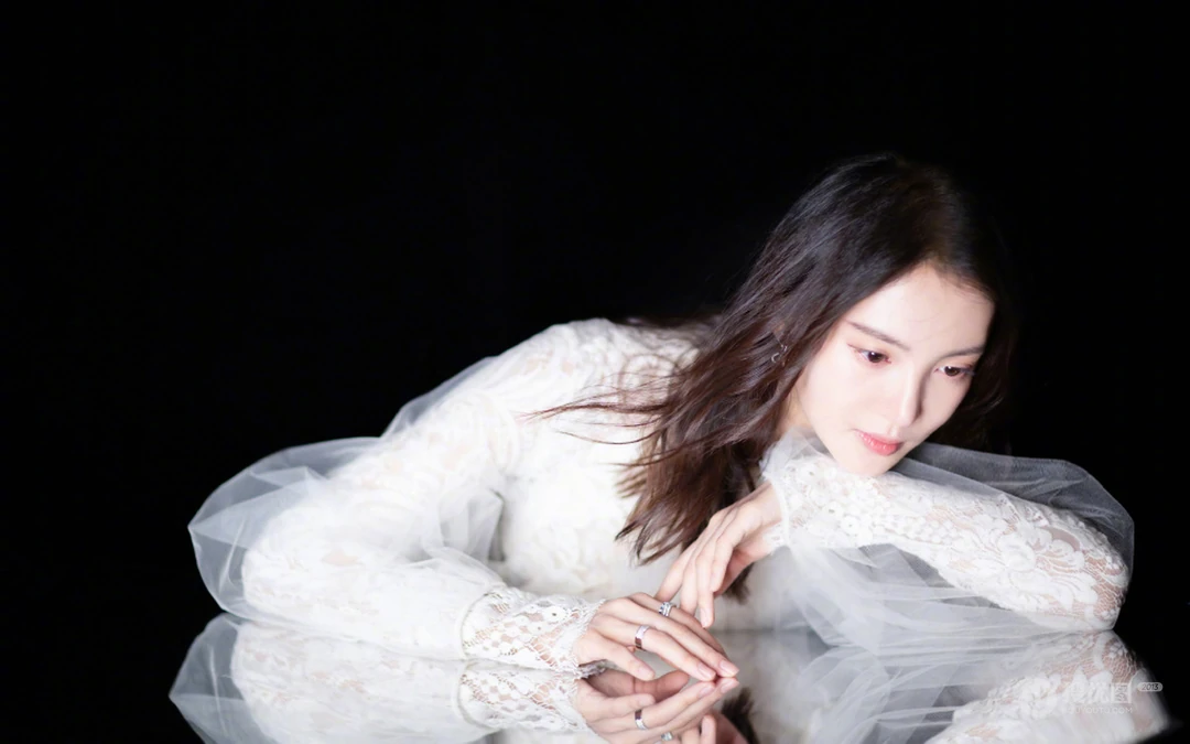 金晨白纱个性上衣黑色背景纯色写真壁纸图片