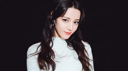 迪丽热巴白色毛衣纯黑色背景摄影桌面壁纸颜值爆表