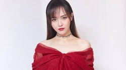 明星唐嫣灰色纯色背景高贵红色深V百褶裙写真桌面壁纸