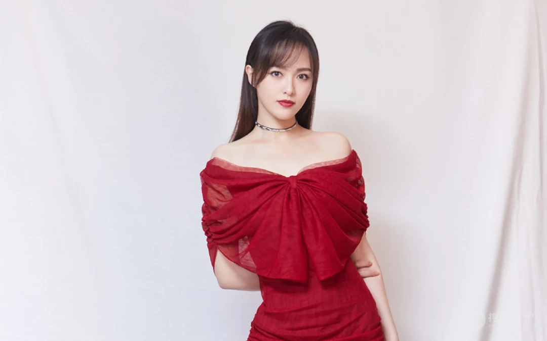 明星唐嫣灰色纯色背景高贵红色深V百褶裙写真桌面壁纸