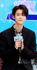 鹿晗亮相《创造营2020》云发布会，白黑印花衬衫搭西服帅气十足