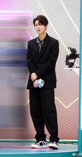 鹿晗亮相《创造营2020》云发布会，白黑印花衬衫搭西服帅气十足