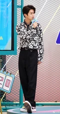 鹿晗亮相《创造营2020》云发布会，白黑印花衬衫搭西服帅气十足