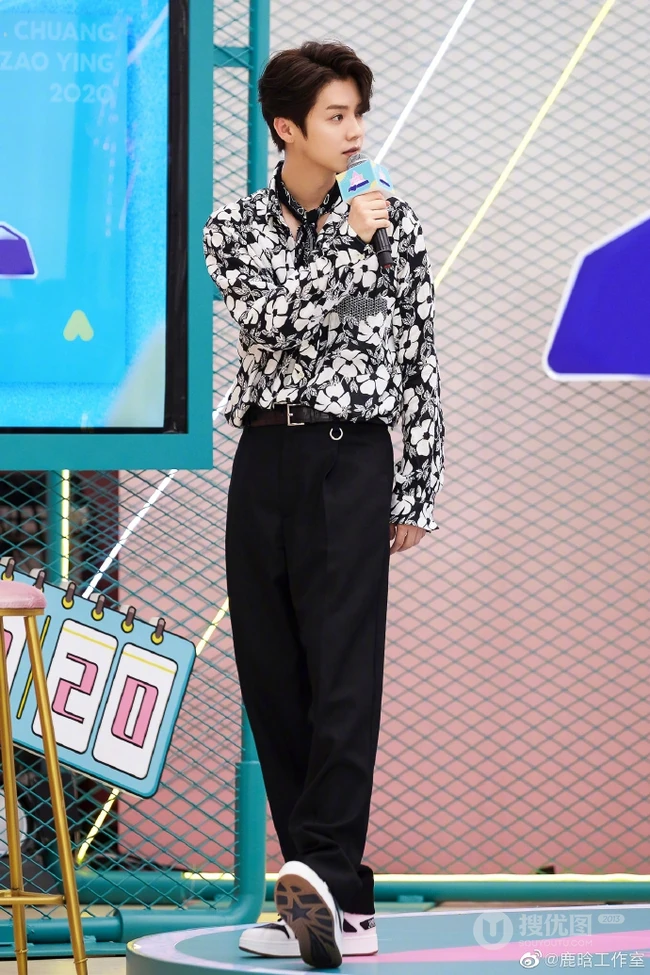 鹿晗亮相《创造营2020》云发布会，白黑印花衬衫搭西服帅气十足