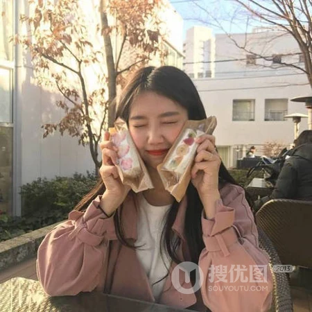 与宠物合影的女生，开心出行的女生头像合集