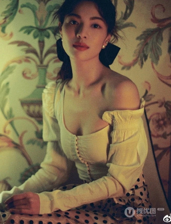钟楚曦微博晒气质复古写真美照，小露香肩妩媚动人