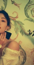 钟楚曦微博晒气质复古写真美照，小露香肩妩媚动人