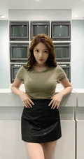 徐冬冬微博晒优雅身形美照，紧身T恤短裙加身，曲线匀称