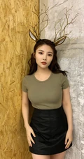 徐冬冬微博晒优雅身形美照，紧身T恤短裙加身，曲线匀称