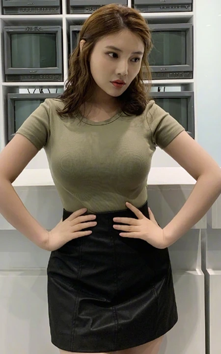徐冬冬微博晒优雅身形美照，紧身T恤短裙加身，曲线匀称