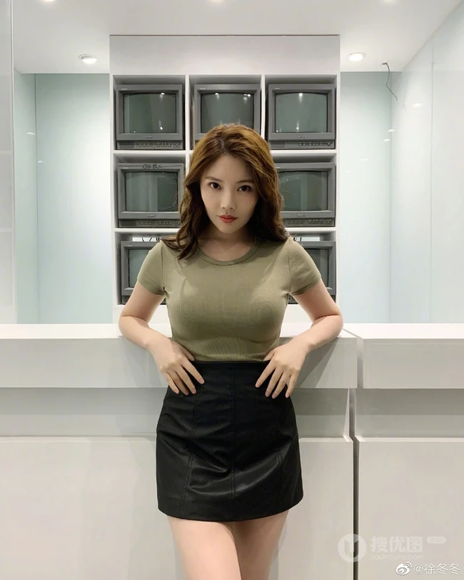 徐冬冬微博晒优雅身形美照，紧身T恤短裙加身，曲线匀称