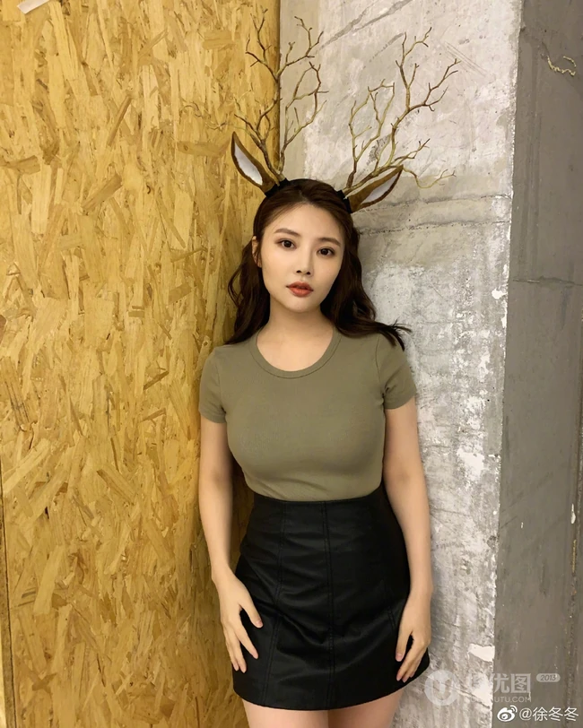 徐冬冬微博晒优雅身形美照，紧身T恤短裙加身，曲线匀称
