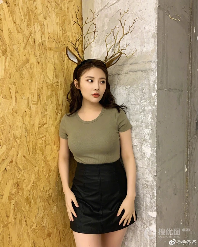 徐冬冬微博晒优雅身形美照，紧身T恤短裙加身，曲线匀称