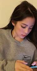 欧阳娜娜学院风制服穿着可爱图片，手抱狗狗嘟嘴乖巧
