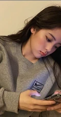 欧阳娜娜学院风制服穿着可爱图片，手抱狗狗嘟嘴乖巧