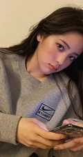 欧阳娜娜学院风制服穿着可爱图片，手抱狗狗嘟嘴乖巧