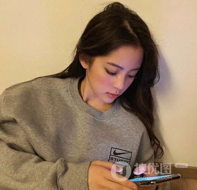欧阳娜娜学院风制服穿着可爱图片，手抱狗狗嘟嘴乖巧