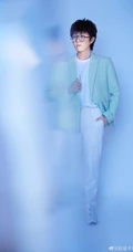 毛不易工作室晒《创造营2020》中毛不易西装造型写真图片