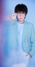毛不易工作室晒《创造营2020》中毛不易西装造型写真图片