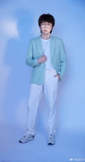 毛不易工作室晒《创造营2020》中毛不易西装造型写真图片