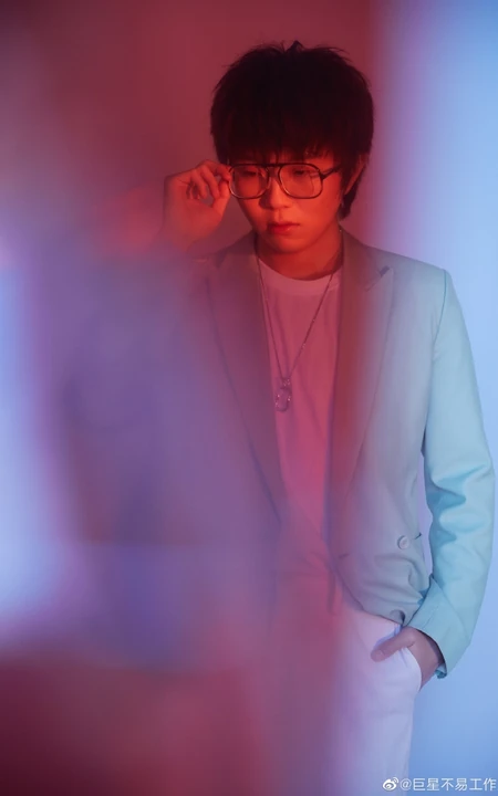 毛不易工作室晒《创造营2020》中毛不易西装造型写真图片