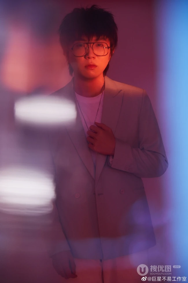 毛不易工作室晒《创造营2020》中毛不易西装造型写真图片