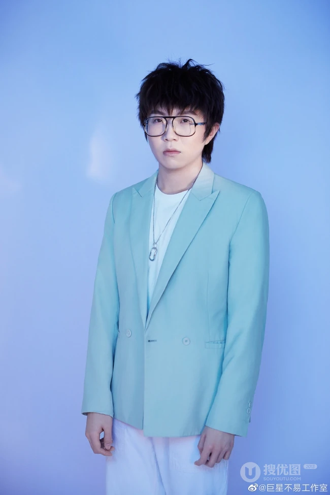 毛不易工作室晒《创造营2020》中毛不易西装造型写真图片