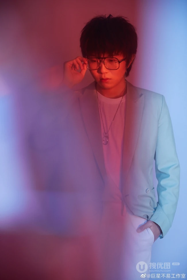 毛不易工作室晒《创造营2020》中毛不易西装造型写真图片