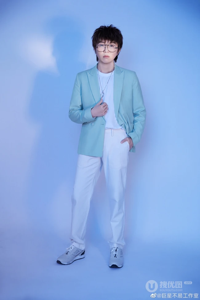 毛不易工作室晒《创造营2020》中毛不易西装造型写真图片