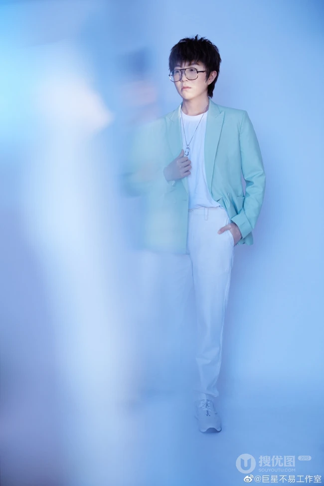 毛不易工作室晒《创造营2020》中毛不易西装造型写真图片