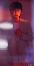 毛不易工作室晒《创造营2020》中毛不易西装造型写真图片
