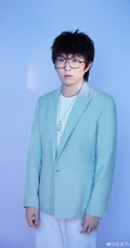 毛不易工作室晒《创造营2020》中毛不易西装造型写真图片