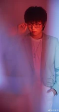 毛不易工作室晒《创造营2020》中毛不易西装造型写真图片