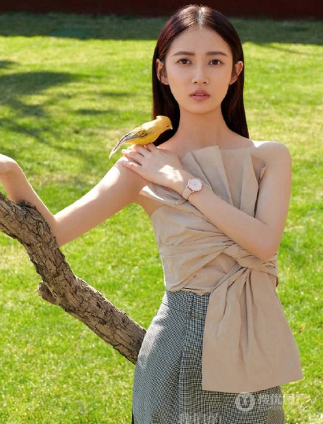 陈钰琪清新造型登街拍时刻杂志图片，香肩骨感，美感十足