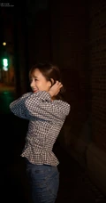 李一桐开怀动人街拍胡同写真美照，衬衣牛仔裤搭配笑容怡人