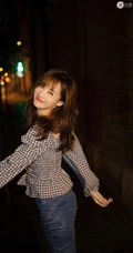 李一桐开怀动人街拍胡同写真美照，衬衣牛仔裤搭配笑容怡人