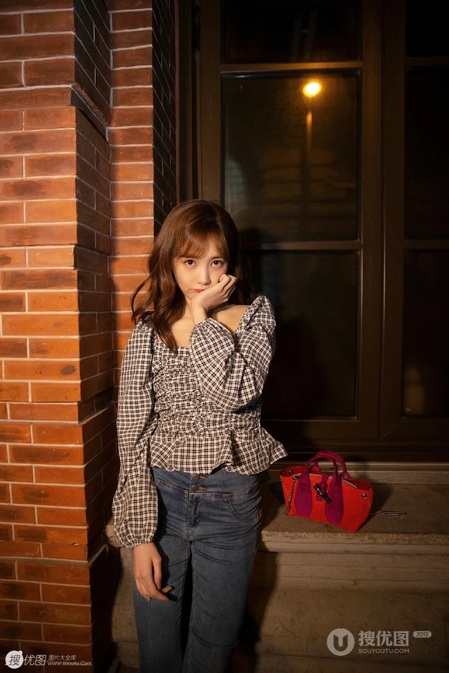 李一桐开怀动人街拍胡同写真美照，衬衣牛仔裤搭配笑容怡人
