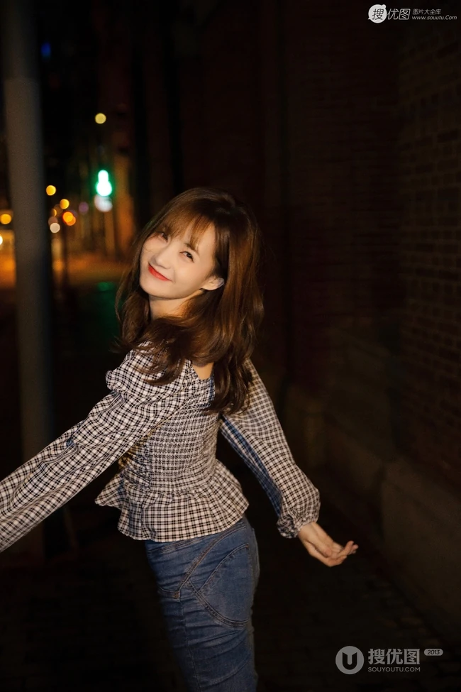 李一桐开怀动人街拍胡同写真美照，衬衣牛仔裤搭配笑容怡人
