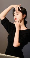 赵今麦拍摄写真现场摆弄各种气质POSS，全黑长裙，妆容精致